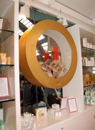 interno-del-temporary-store-elizabeth-arden-di-milano interno-del-temporary-store-elizabeth-arden-di-milano
